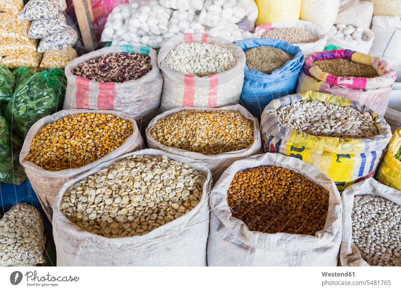 Peru, Cusco, Markt Mercado Central de San Pedro, Säcke mit Getreide, Bohnen, Linsen und Mais Sack Saecke Ordnung aufgeräumt ordentlich systematisch Korn Auswahl