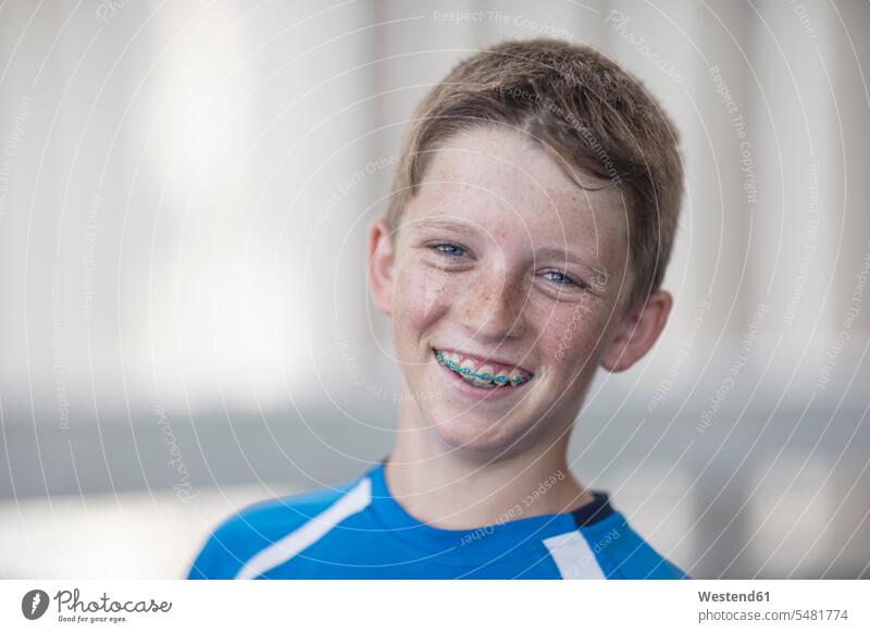 Porträt eines lächelnden Jungen mit Zahnspange Zahnspangen Zahnklammer Zahnklammern Buben Knabe Knaben männlich Portrait Porträts Portraits Medizin medizinisch