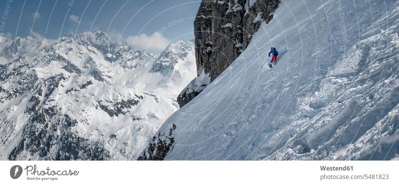 Frankreich, Les Contamines, Skibergsteigen, Abfahrt steil Panorama Natur Skitourengehen Skitourengeher junger Mann junge Männer eine Person single 1 ein Mensch