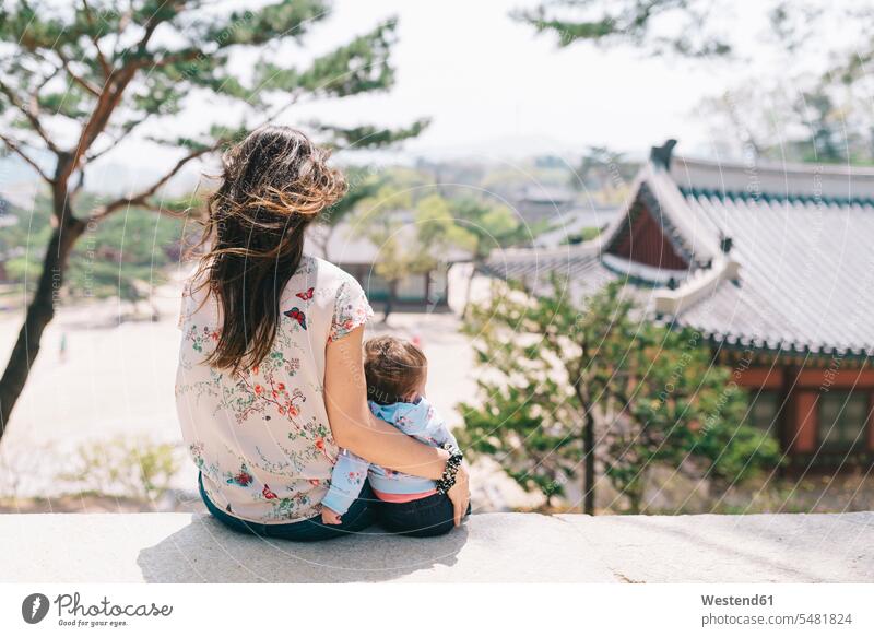 Südkorea, Seoul, Mutter und kleines Mädchen besuchen den Changdeokgung-Palast und Huwon Mami Mutti Mütter Mama Baby Babies Babys Säuglinge Kind Kinder reisen