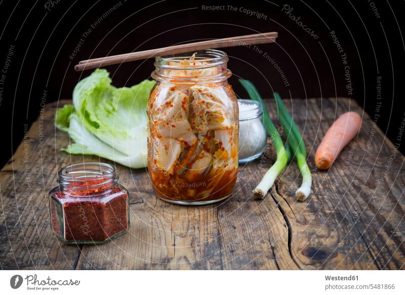 Glas Kimchi und Zutaten auf dunklem Holz Food and Drink Lebensmittel Essen und Trinken Nahrungsmittel Einweckglas Vorratsglas Einweckgläser Einmachgläser