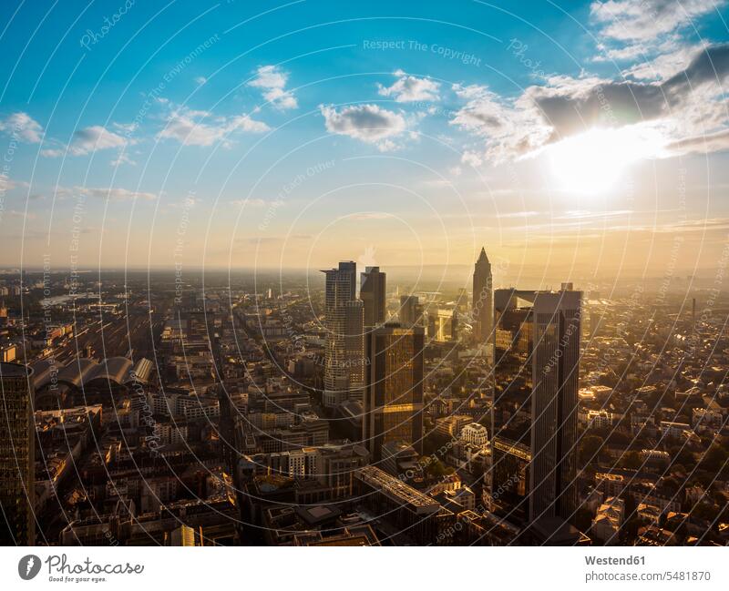 Deutschland, Frankfurt, Stadtansicht bei Sonnenuntergang von oben gesehen Sonnenuntergänge Reise Travel Frankfurt am Main Wolkenkratzer Hochhaus Skycrapers