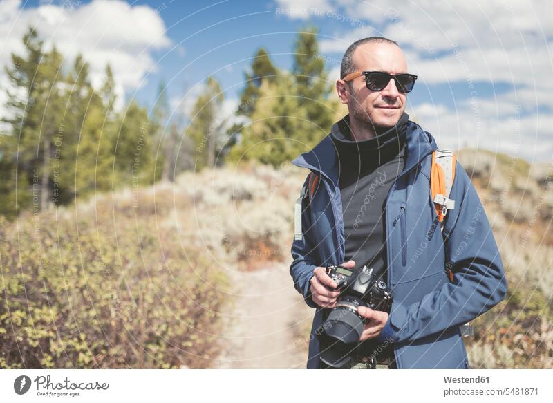 USA, Wyoming, Mann mit Kamera im Grand-Teton-Nationalpark Fotograf Fotografen Photographen Männer männlich Fotoapparat Fotokamera Erwachsener erwachsen Mensch