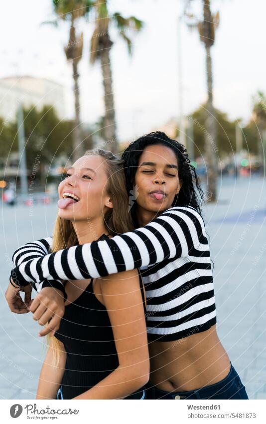 Zwei verspielte junge Frauen auf dem Platz Freundinnen weiblich spielerisch Freunde Freundschaft Kameradschaft Erwachsener erwachsen Mensch Menschen Leute