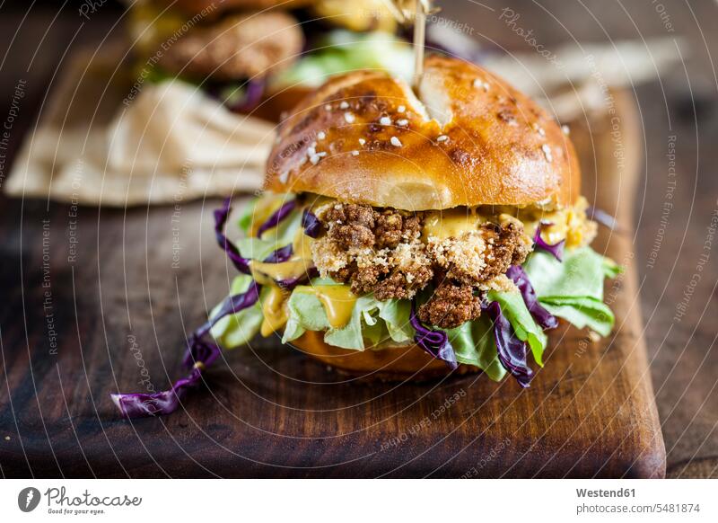 Vegetarischer Burger mit gebratenem Blumenkohl, Kopfsalat und Currysauce Niemand Fokus Auf Den Vordergrund Fokus Auf Dem Vordergrund vegetarisch