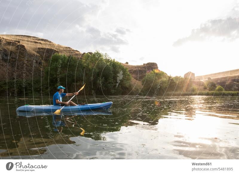 Spanien, Segovia, Mann im Kanu in Las Hoces del Rio Duraton paddeln paddelnd paddelt Freizeit Muße Kajakfahren Kajak fahren Fluss Fluesse Fluß Flüsse Kanufahrer
