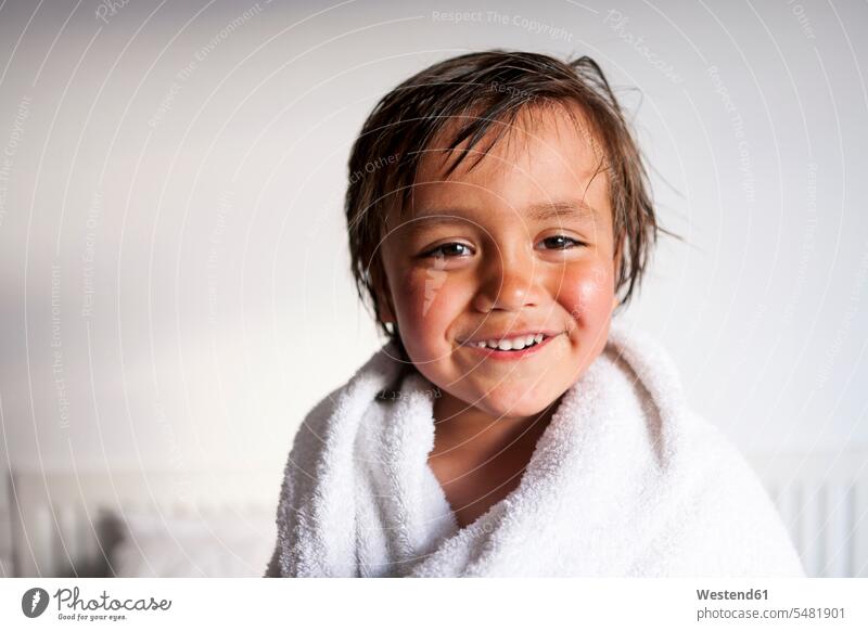 Porträt eines lächelnden kleinen Jungen mit Duschtuch nach dem Baden Buben Knabe Knaben männlich Kind Kinder Kids Mensch Menschen Leute People Personen Handtuch