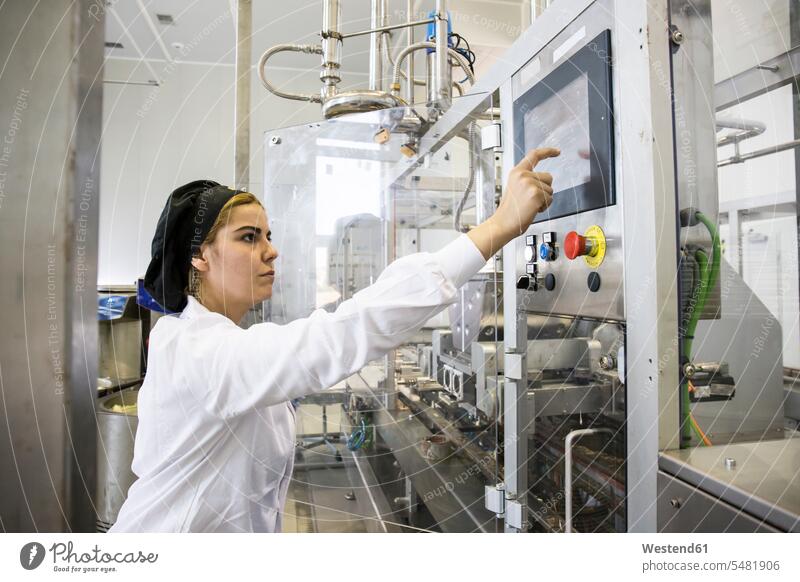 Frau bedient eine Maschine bei der Herstellung von Schokolade in einer Fabrik Fabriken arbeiten Arbeit weiblich Frauen Erwachsener erwachsen Mensch Menschen
