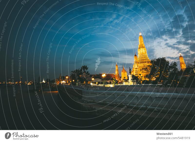 Thailand, Bangkok, Wat Arun in der Dämmerung mit dem Chao Praya-Fluss im Vordergrund Reise Travel Architektur Baukunst Tempel Eingang Eingänge Eingaenge
