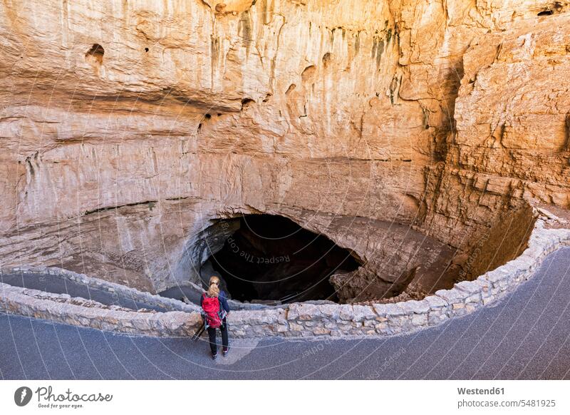 USA, New Mexico, Carlsbad Caverns, Tourist steht am Eingang Europäer Kaukasier Europäisch kaukasisch Reiseziel Reiseziele Urlaubsziel Carlsbad Höhlen