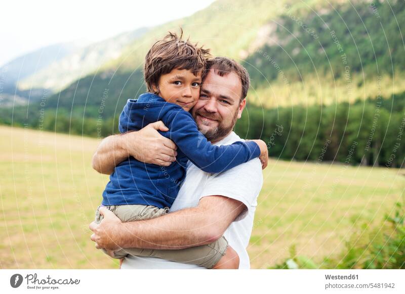 Porträt von Vater und kleinem Sohn, die sich umarmen Väter Papa Vati Familienvater Papi Umarmung Umarmungen Arm umlegen Söhne Eltern Mensch Menschen Leute