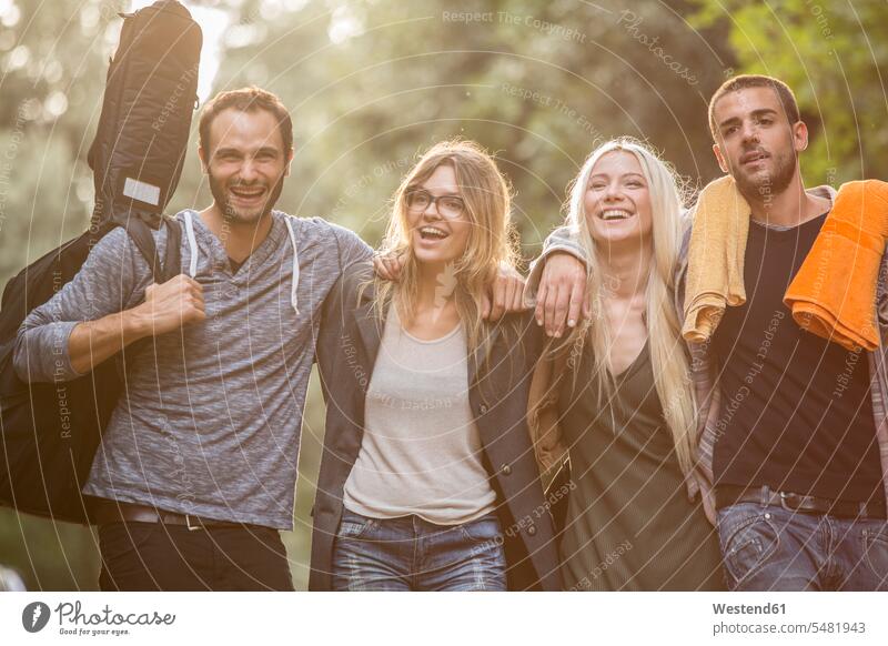 Vier glückliche Freunde im Wald Glück glücklich sein glücklichsein lachen Forst Wälder Freundschaft Kameradschaft positiv Emotion Gefühl Empfindung Emotionen