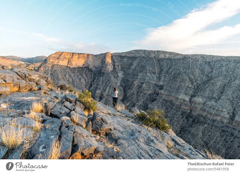 Panorame von Sonnenuntergang - Frau geniess die letzten Sonnenstrahlen Oman steil hügelig Stimmung Jebel Akhdar trocken heiß Natur Farbfoto Himmel Tourismus