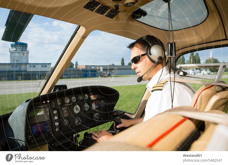 Porträt eines Piloten im Cockpit eines Hubschraubers Helikopter Verkehrswesen Transportwesen Mann Männer männlich Headset Headsets Erwachsener erwachsen Mensch