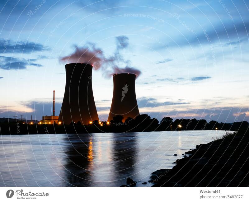 Deutschland, Niedersachsen, Grohnde, Kernkraftwerk Grohnde an der Weser bei Sonnenuntergang Energieversorgung Energiegewinnung Treibstoff-und Energiegewinnung