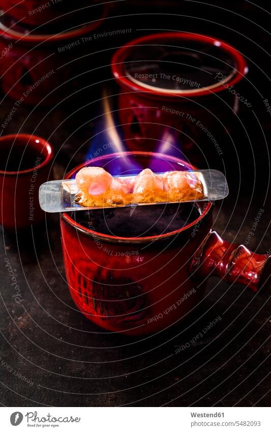 Feuerzangenbowle vorbereiten Food and Drink Lebensmittel Essen und Trinken Nahrungsmittel Bewegung sich bewegen Metall Metalle metallisch