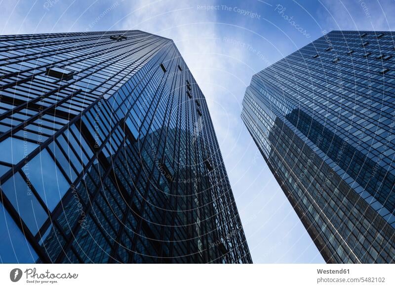 Deutschland, Frankfurt, Fassaden von Wolkenkratzern der Deutschen Bank hoch Froschperspektive Glasfassade Glasfront Glasfassaden Himmel Business Geschäftsleben