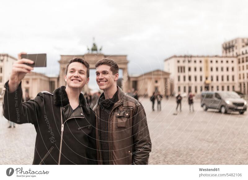 Zwei Jugendliche machen ein Smartphone-Bild von sich vor dem Brandenburger Tor in Berlin Drahtlose Technologie drahtlose Verbindung Drahtlose Kommunikation