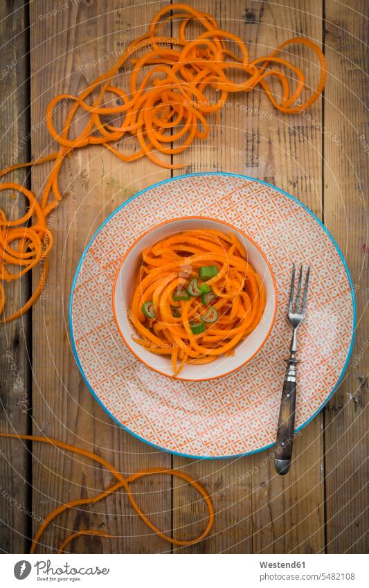 Schale mit spiralisiertem Karottensalat mit Frühlingszwiebeln Schüssel Schalen Schälchen Schüsseln Gesunde Ernährung Ernaehrung Gesunde Ernaehrung Gesundheit