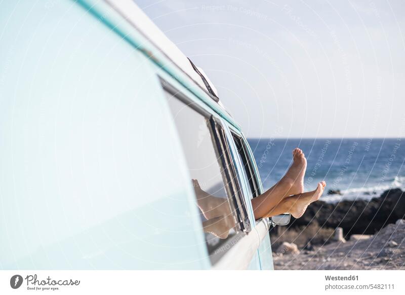 Spanien, Teneriffa, Beine einer Frau, die sich aus dem Autofenster lehnt Fuß Fuss Füße Mensch Menschen Leute People Personen Meer Meere abgestellt abstellen