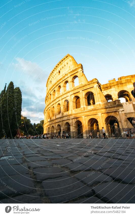 Kolosseum im Abendlicht Sonnenlicht Rom Kolosseum Rom Pflastersteine angestrahlt Himmel Italien historisch Architektur Außenaufnahme Sehenswürdigkeit Europa