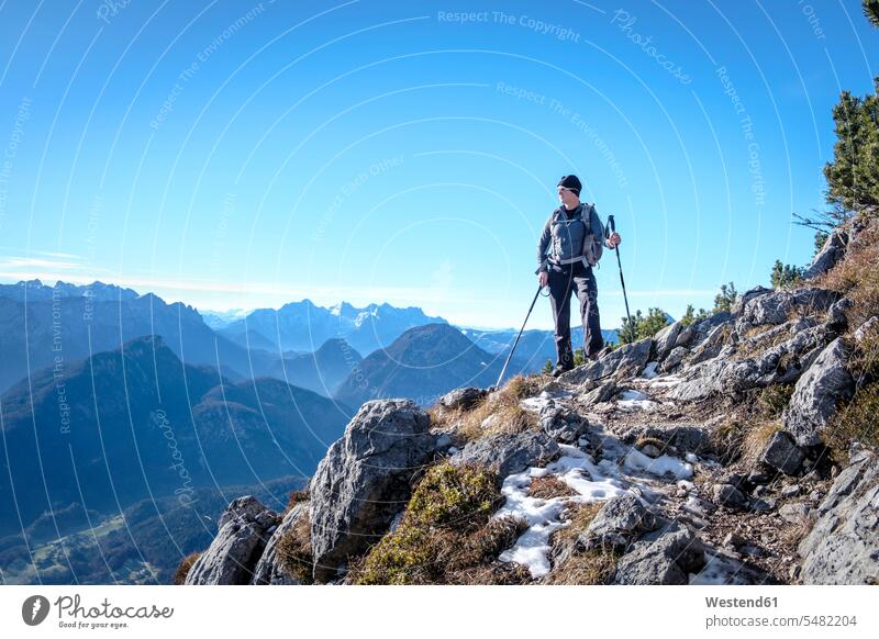 Deutschland, Bayern, Hochstaufen, Wanderer am Jägersteig Nordic Walker Berg Berge Außenaufnahme draußen im Freien Blaueis Blaueisgletscher Natur