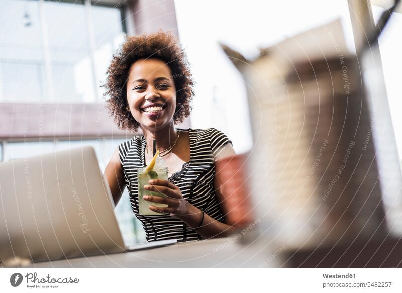 Porträt einer lächelnden Frau mit Getränk im Strassencafé Getraenk Getränke Getraenke Geschäftsfrau Geschäftsfrauen Businesswomen Businessfrauen Businesswoman