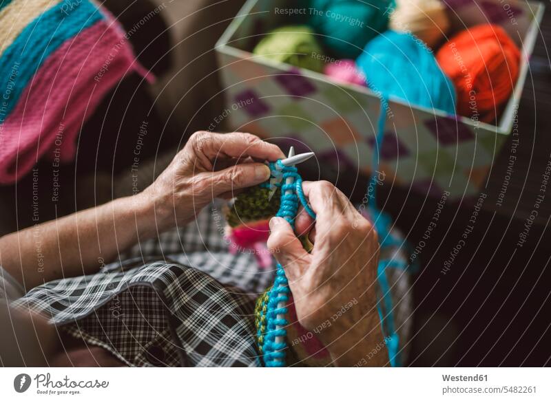 Hände einer strickenden älteren Frau, Nahaufnahme Karton Pappkartons Kartons Freizeitbeschäftigung Freizeitbeschaeftigung Wolle Handarbeit handarbeiten