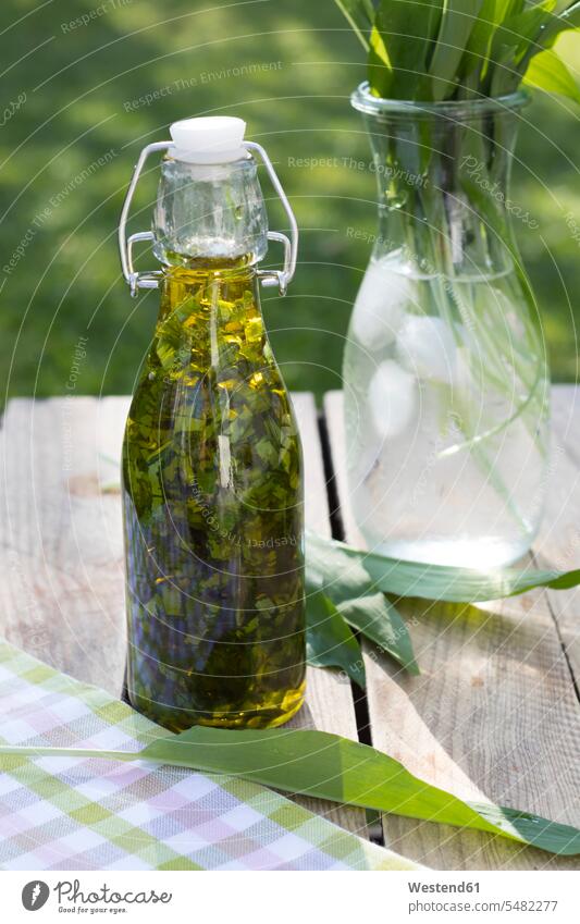 Bügelverschlussflasche mit gehacktem Bärlauch in Olivenöl Glasflasche Glasflaschen Gesunde Ernährung Ernaehrung Gesunde Ernaehrung Gesundheit gesund Aroma