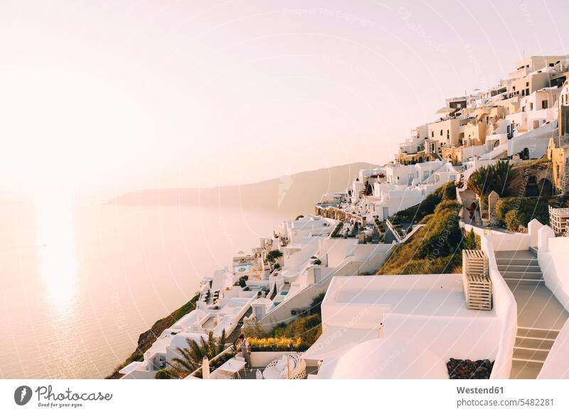 Griechenland, Santorin, Fira, weißes Dorf Blick über das Meer bei Sonnenuntergang Insel Inseln Ortsansicht Ortschaft Ruhe Beschaulichkeit ruhig Abendlicht