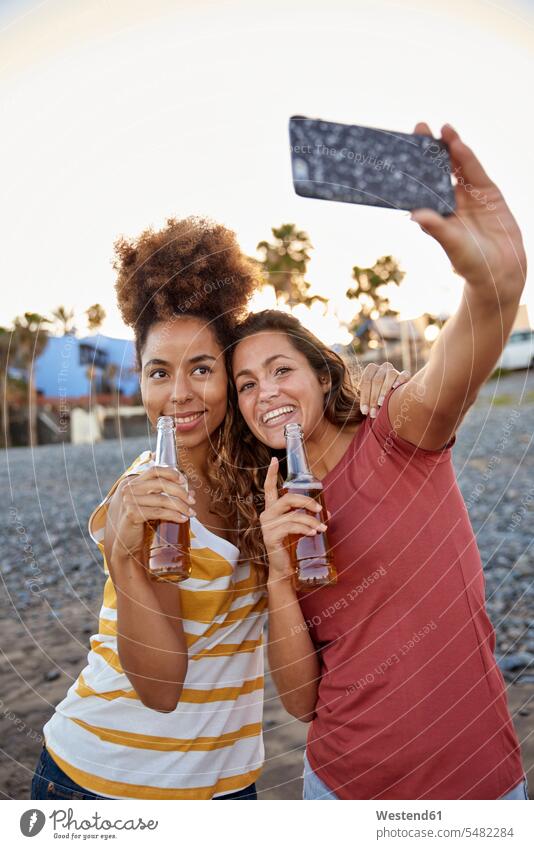 Zwei beste Freunde machen ein Selfie am Strand Bier Beach Straende Strände Beaches beste Freundin beste Freundinnen Selfies Alkohol Alkoholische Getraenke