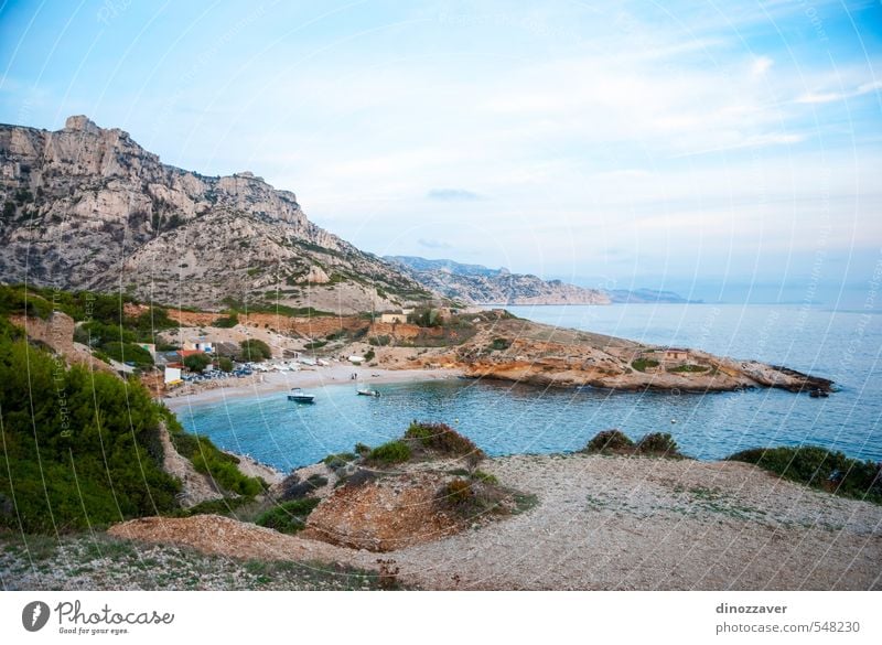 Azurfarbenes Wasser der Bucht im Calanqus-Naturpark, Marseille Ferien & Urlaub & Reisen Tourismus Sightseeing Sommer Meer Insel Berge u. Gebirge Landschaft