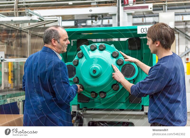 Zwei Personen in Kunststoff-Fabrik untersuchen Maschinen Europäer Kaukasier Europäisch kaukasisch Zusammenarbeit Kooperation zusammenarbeiten zusammen arbeiten