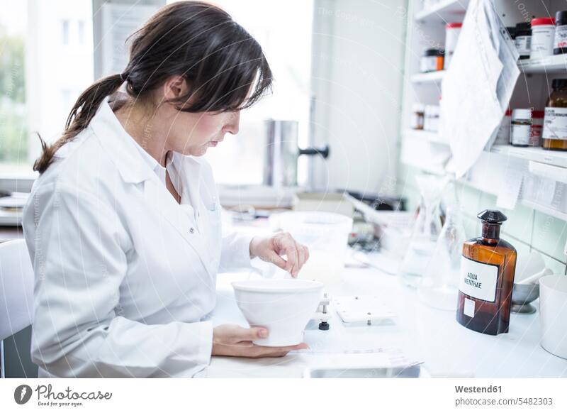 Frau bereitet Medizin im Labor einer Apotheke vor Zubereitung zubereiten Labore Drogerien Apotheken Medikament Arzneimittel Medikamente weiblich Frauen