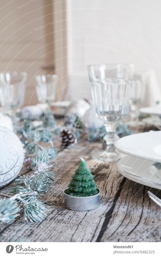 Teelicht in Form einer Tanne auf gedecktem Tisch zur Weihnachtszeit Weinglas Weingläser Weihnachtsdekoration Weihnachtsdekorationen Weihnachtsschmuck