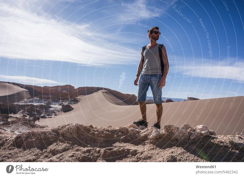 Chile, San Pedro de Atacama, San Pedro de Atacama, Tal des Mondes, Wanderer in der Wüste wandern Wanderung Wüstendüne Wüstendünen Wuestenduene Wuestenduenen