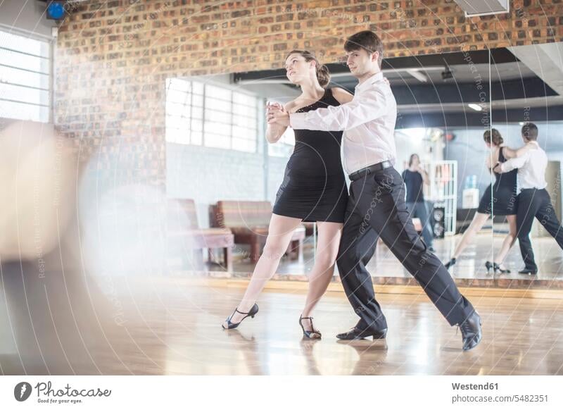 Paar tanzt Salsa im Studio Pärchen Paare Partnerschaft Tänzer Taenzer tanzen tanzend Mensch Menschen Leute People Personen Tanz Vorstellung Darbietung