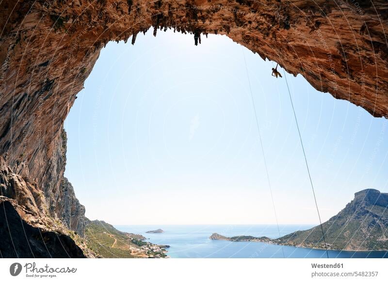 Griechenland, Kalymnos, Bergsteiger beim Abseilen in der Grotte klettern steigen Felswand Felsen eine Person single 1 ein Mensch einzelne Person Ein