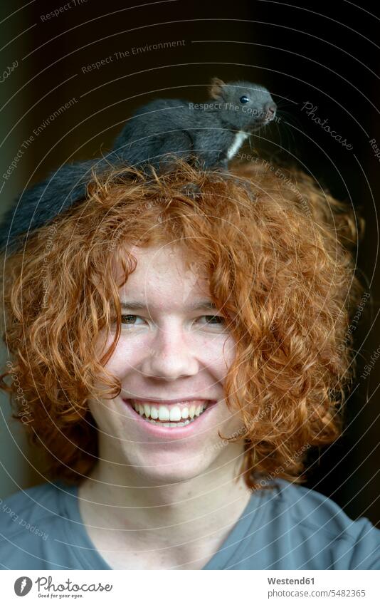 Porträt eines glücklichen rothaarigen Teenagers mit Eichhörnchen auf dem Kopf rote Haare rotes Haar rothaariger rothaariges Portrait Porträts Portraits