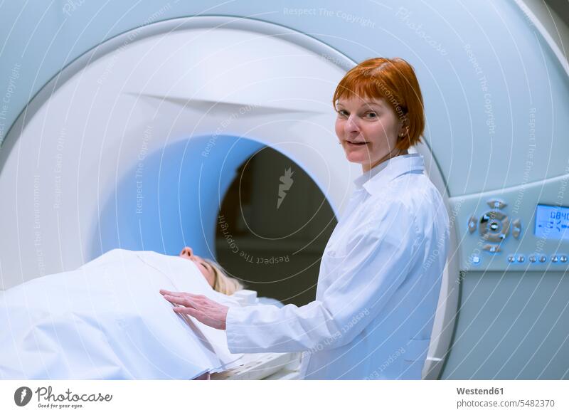 Ärztin bereitet Patientin auf Magnetresonanztomographie vor Aerztin Ärztinnen Doktorinnen Aerztinnen Kranke Patientinnen Befund Befunde Diagnose Diagnosen MRT