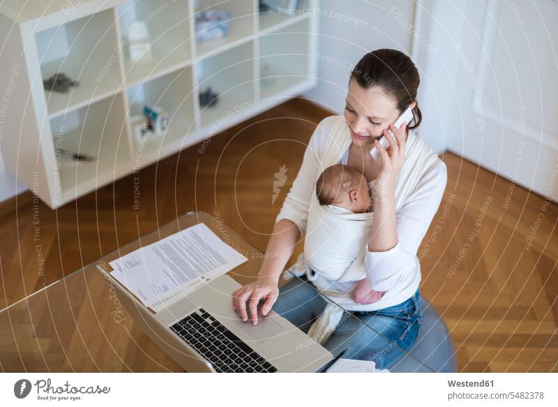 Mutter mit Mädchen im Tragetuch arbeitet von zu Hause Zuhause daheim Home Office homeoffice zuhause zuhause arbeiten arbeiten von zuhause Kind Babies Babys