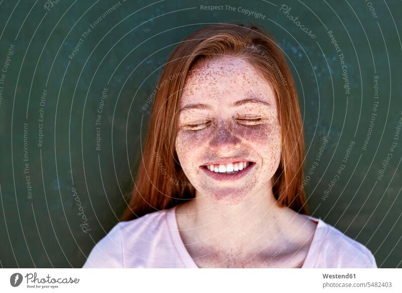 Porträt einer lächelnden jungen Frau mit Sommersprossen und geschlossenen Augen Portrait Porträts Portraits weiblich Frauen Erwachsener erwachsen Mensch