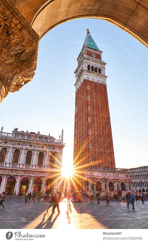 Italien, Venedig, Campanile di San Marco Sehenswürdigkeit Sehenwürdigkeiten sehenswert historisch Sonne Sonnenstrahl Sonnenstrahlen Linsenreflexion