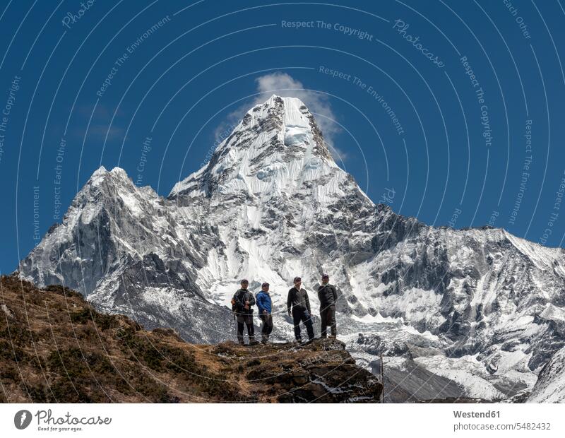 Nepal, Himalaya, Solo Khumbu, Ama Dablam, vier Gurkhas in Berglandschaft bergsteigen Bergsteiger Alpinisten stehen stehend steht Gruppe Gruppe von Menschen