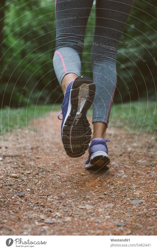 Nahaufnahme einer Frau beim Laufen laufen rennen Laufschuh Laufschuhe Joggen Jogging Schuh Schuhe weiblich Frauen Fitness fit Gesundheit gesund Sport