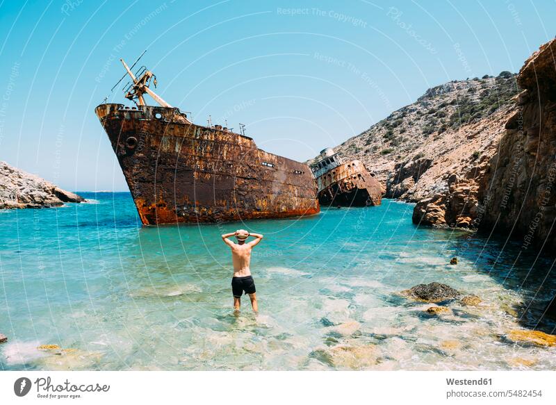 Griechenland, Kykladen-Inseln, Amorgos, Mann am Strand, Besuch eines Schiffswracks, Olympia Entsetzen erschrocken entsetzt Tourist Touristen Wrack Wracks reisen