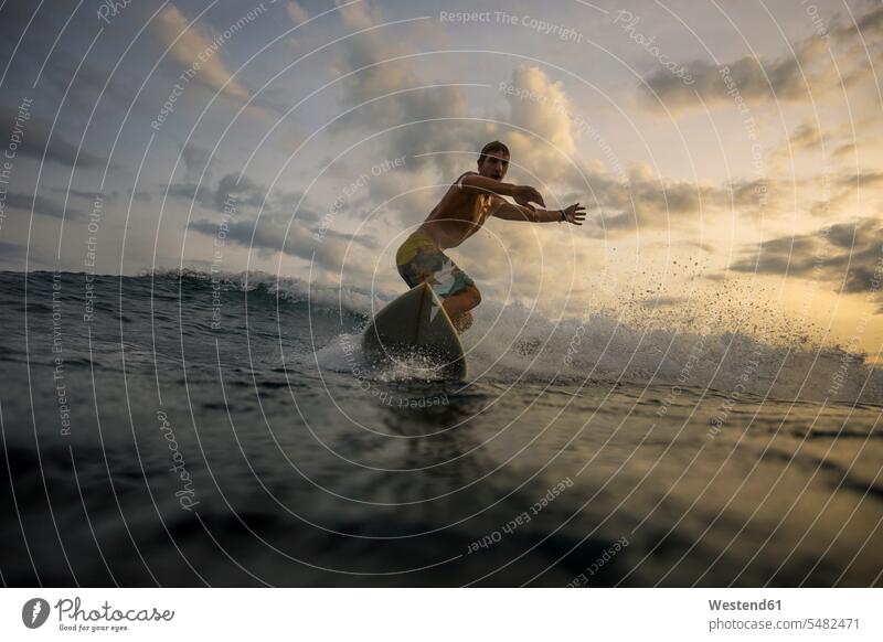 Indonesien, Bali, Surfer bei Sonnenuntergang Welle Wellen Wellenreiter Meer Meere Surfen Surfing Wellenreiten Wasser Wassersport Sport Gewässer Sonnenuntergänge