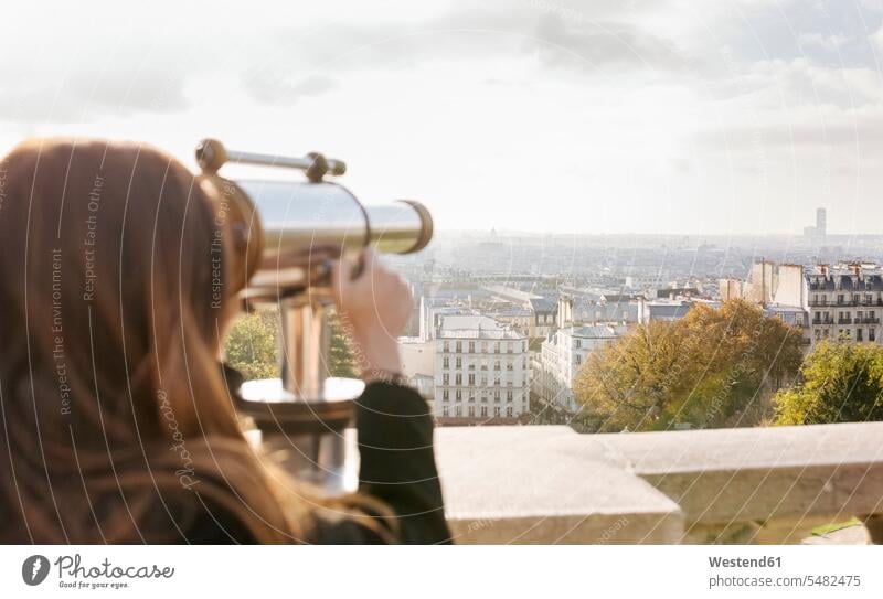 Frankreich, Paris, Montmartre, junge Frau schaut durch ein Teleskop weiblich Frauen Aussicht Ausblick Ansicht Überblick schauen sehend Fernrohr Fernrohre