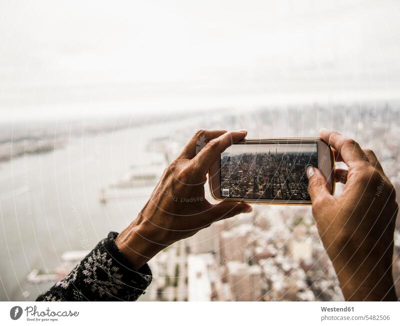 USA, New York City, macht ein Handyfoto von der Skyline Foto Fotos New York State fotografieren Skylines Mobiltelefon Handies Handys Mobiltelefone Bild Bildnis