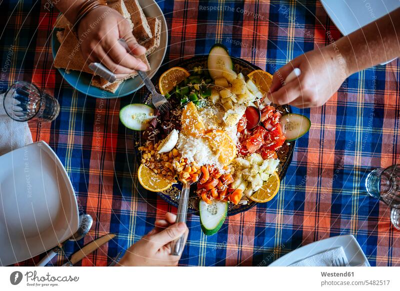 Drei Personen essen gemeinsam marokkanischen Salat, Teilansicht Hand Hände Salate essend Mensch Menschen Leute People Essen Food Food and Drink Lebensmittel